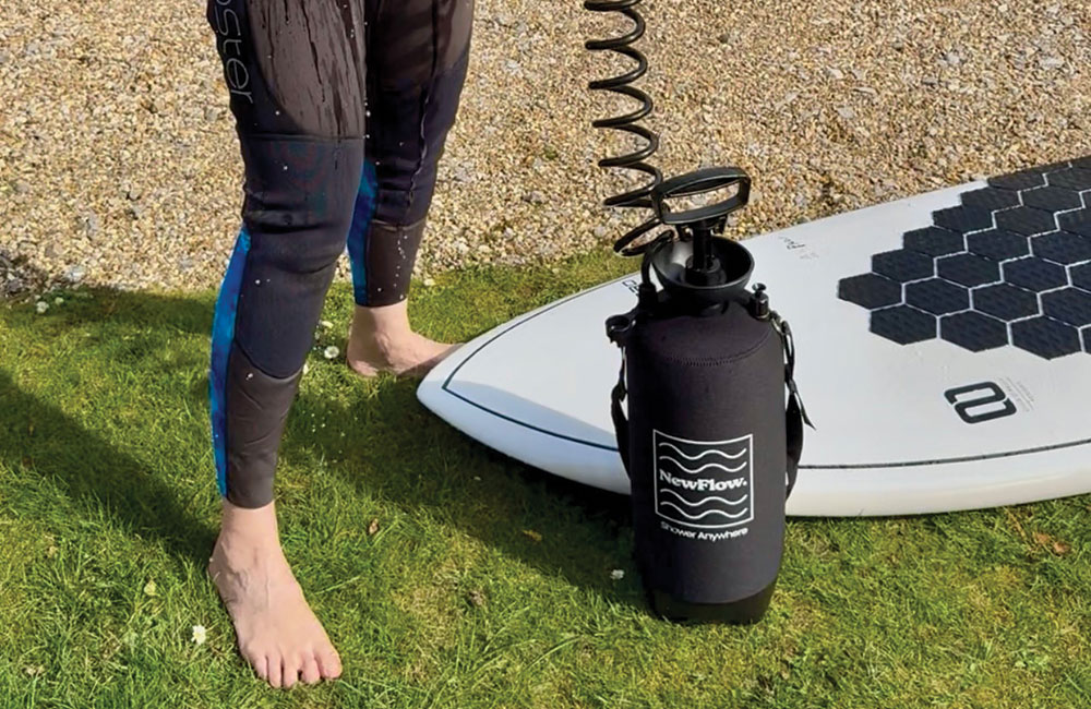 NewFlow 8-litre portable pressure shower
